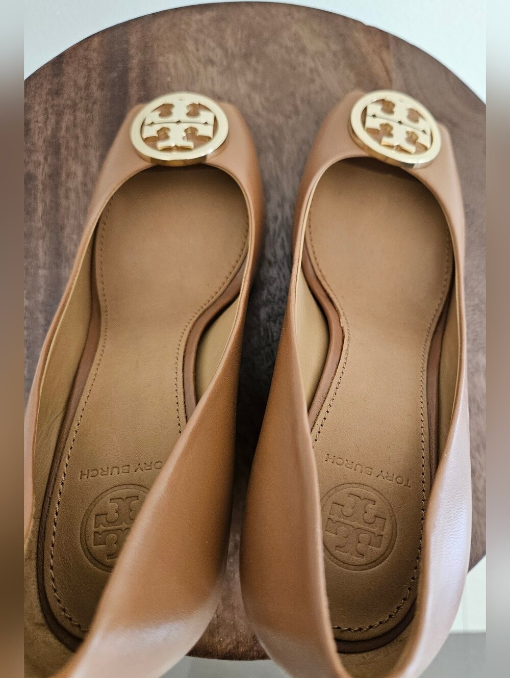 Tory Burch Women’s Tan Leather Peep-Toe with Gold Logo - Picture 5 of 7
